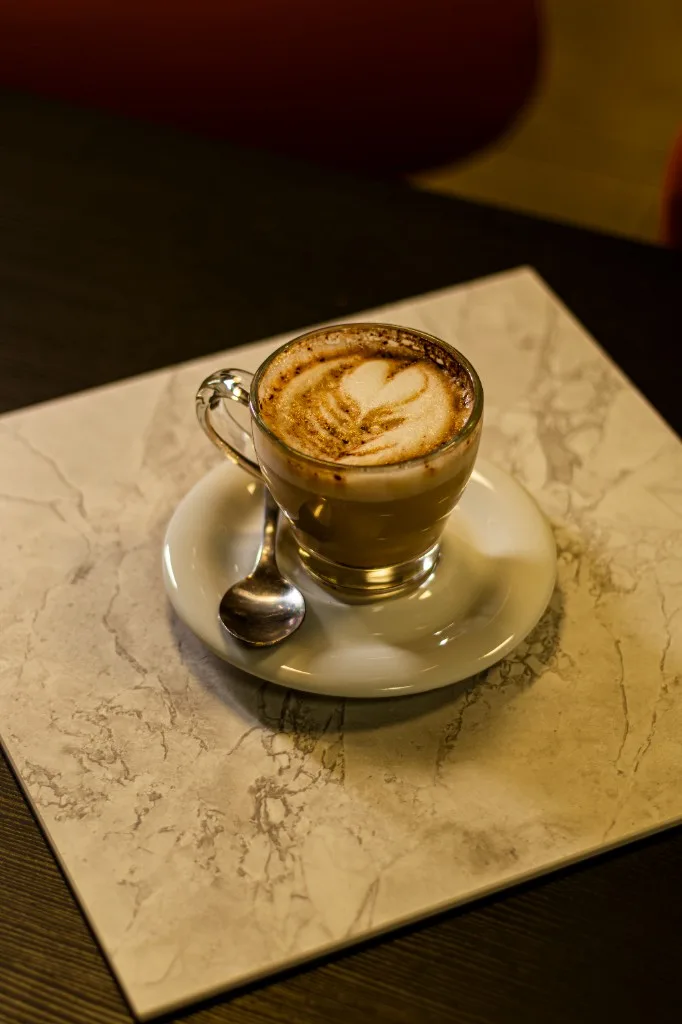 Cappuccino con latte art a forma di cuore