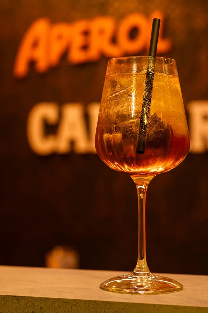 Spritz servito davanti all’insegna Aperol