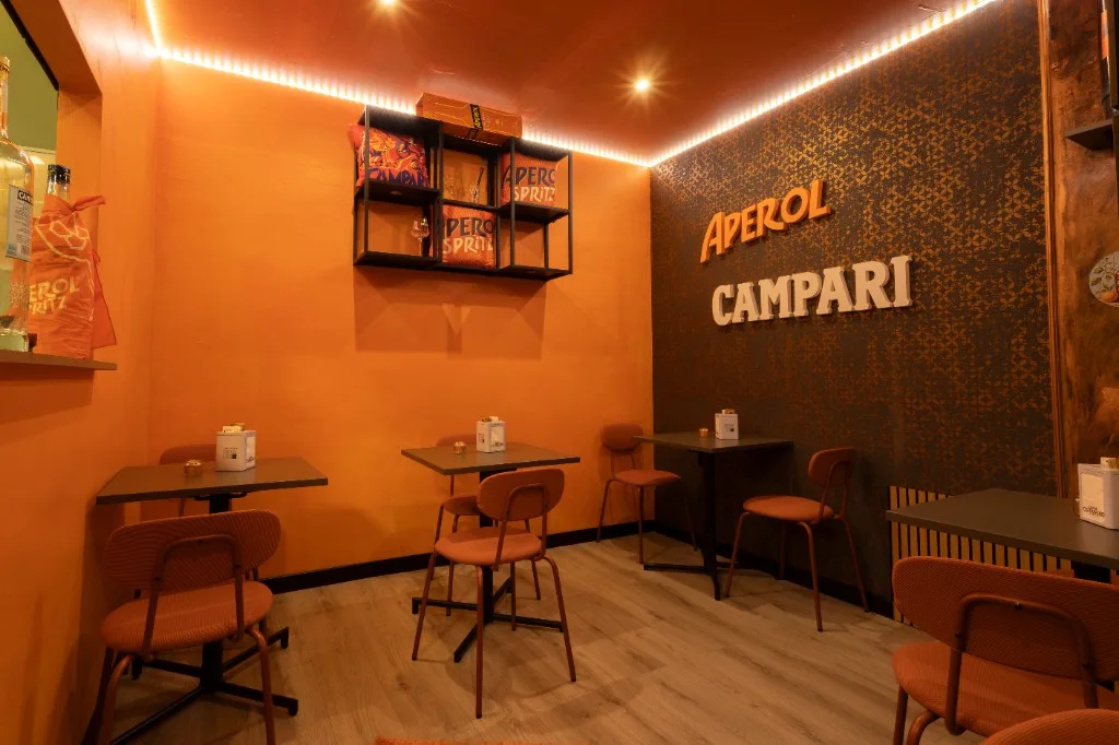 Angolo arancione con scritte Aperol e Campari