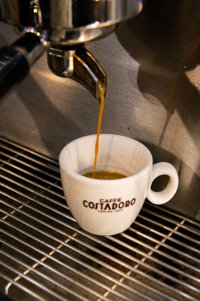 Espresso che scende nella tazzina dalla macchina