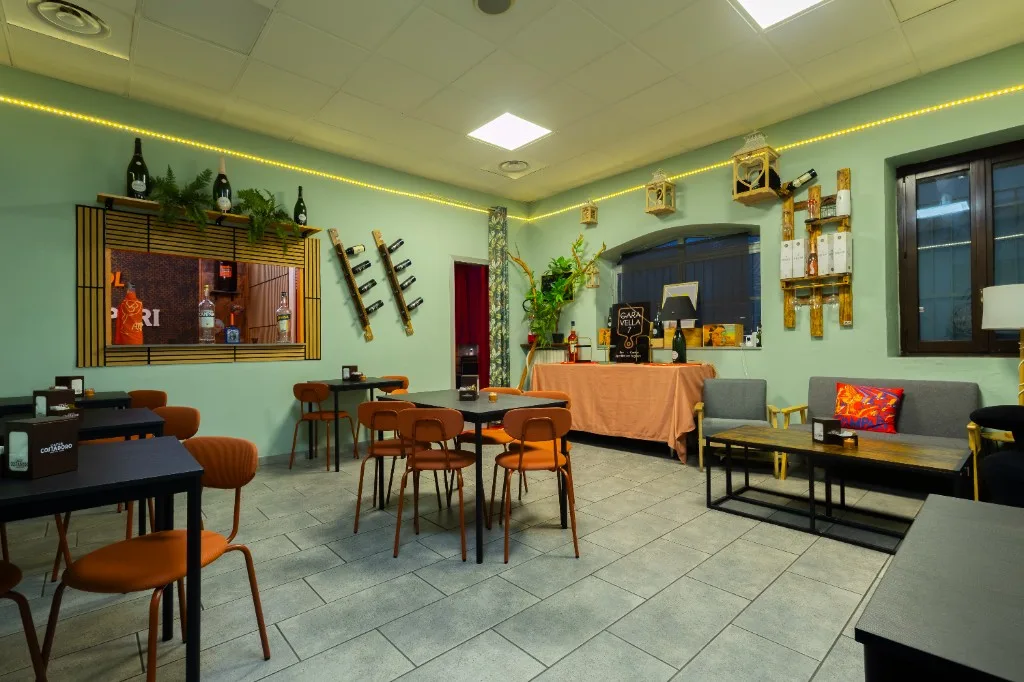 Sala con divano, cantinetta a muro e passavivande
