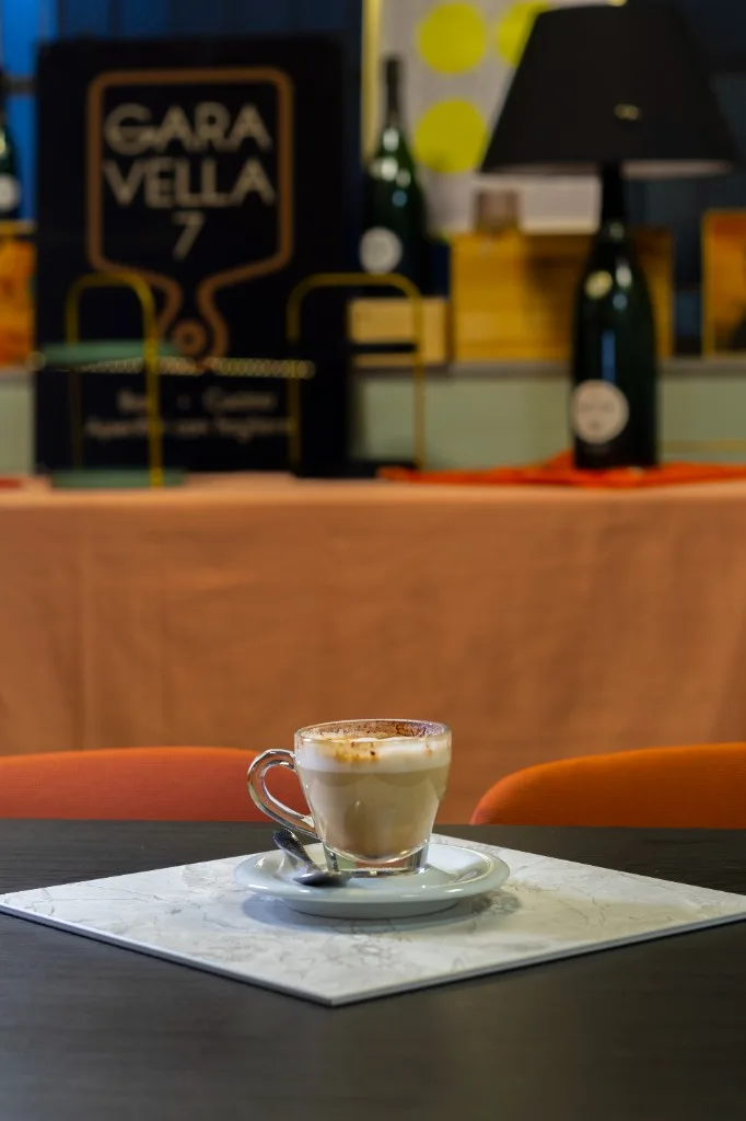 Cappuccino in primo piano con l’insegna Garavella 7