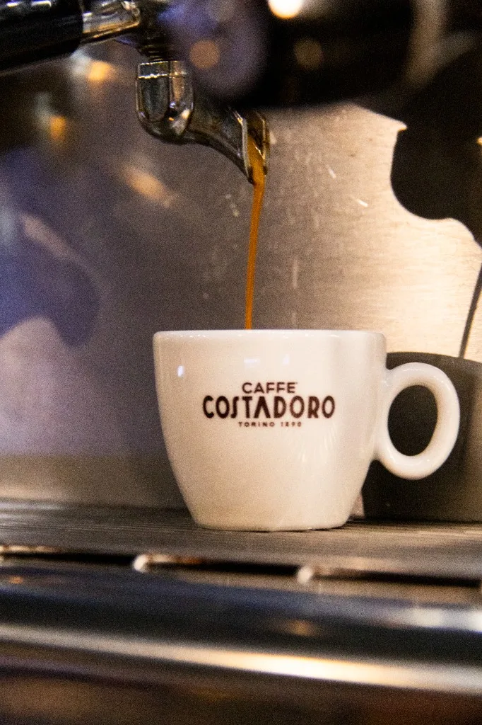 Dettaglio dell’espresso versato in tazzina