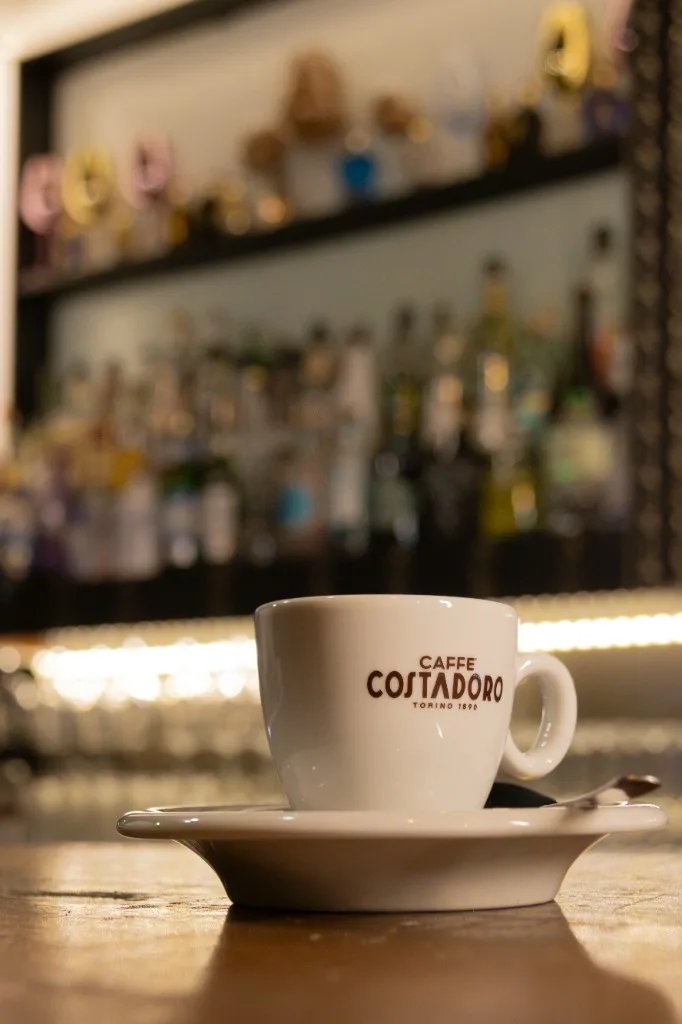 Tazzina da caffè sul bancone di legno