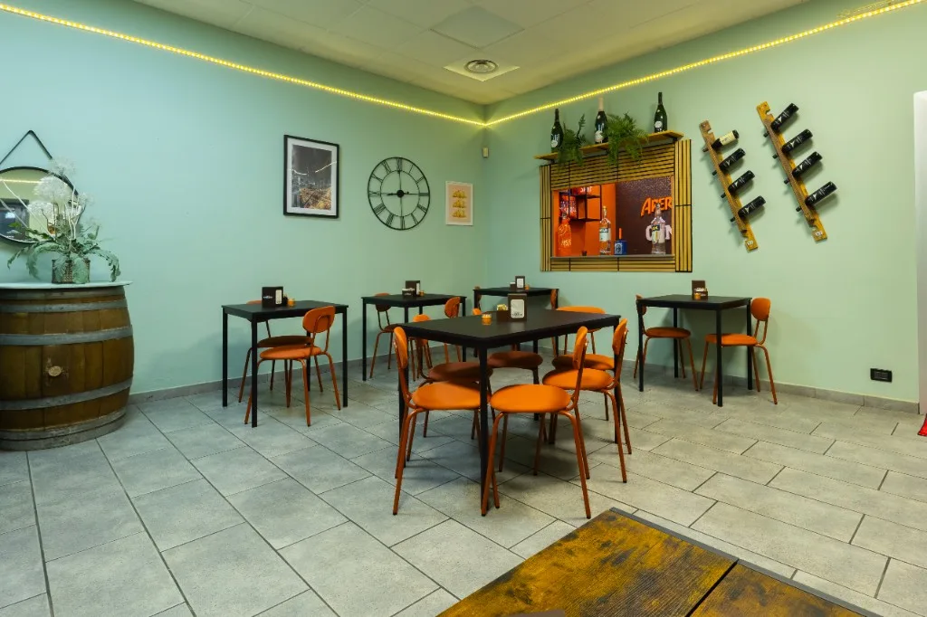 Sala con botte, orologio e finestra sul bancone